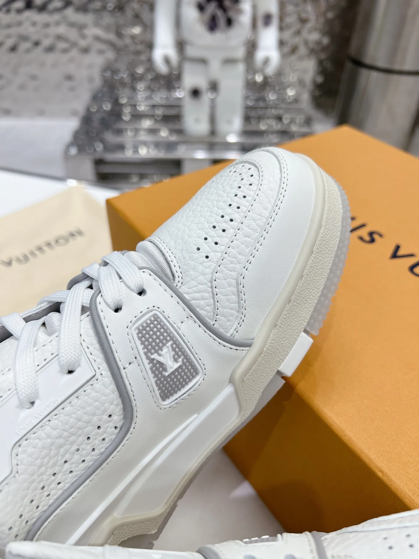 👟👟Ex-factory price 840👟👟 Women's Shoes Factory LV top version 2023 new model Purchasing quality LV~Louis Vuitton Lv TRAINER's best-looking sneakers, Donkey Brand strongly promotes new products, official website limited edition retro basketball sneakers! Both high-cut and low-cut products cost money to purchase an accurate 1:1 replica of the original version. The details are invincible and full of sincerity. The imported and customized original cowhide leather is the same as the original version. The details are 100% restored. The private model customizes the original one-piece T👟👟 ex-factory price U outsole. It is different from other brands. Without the original version, this effect cannot be achieved!    Men's and women's models 35-40 39-45 (45 and 46 are customized and cannot be returned or exchanged)